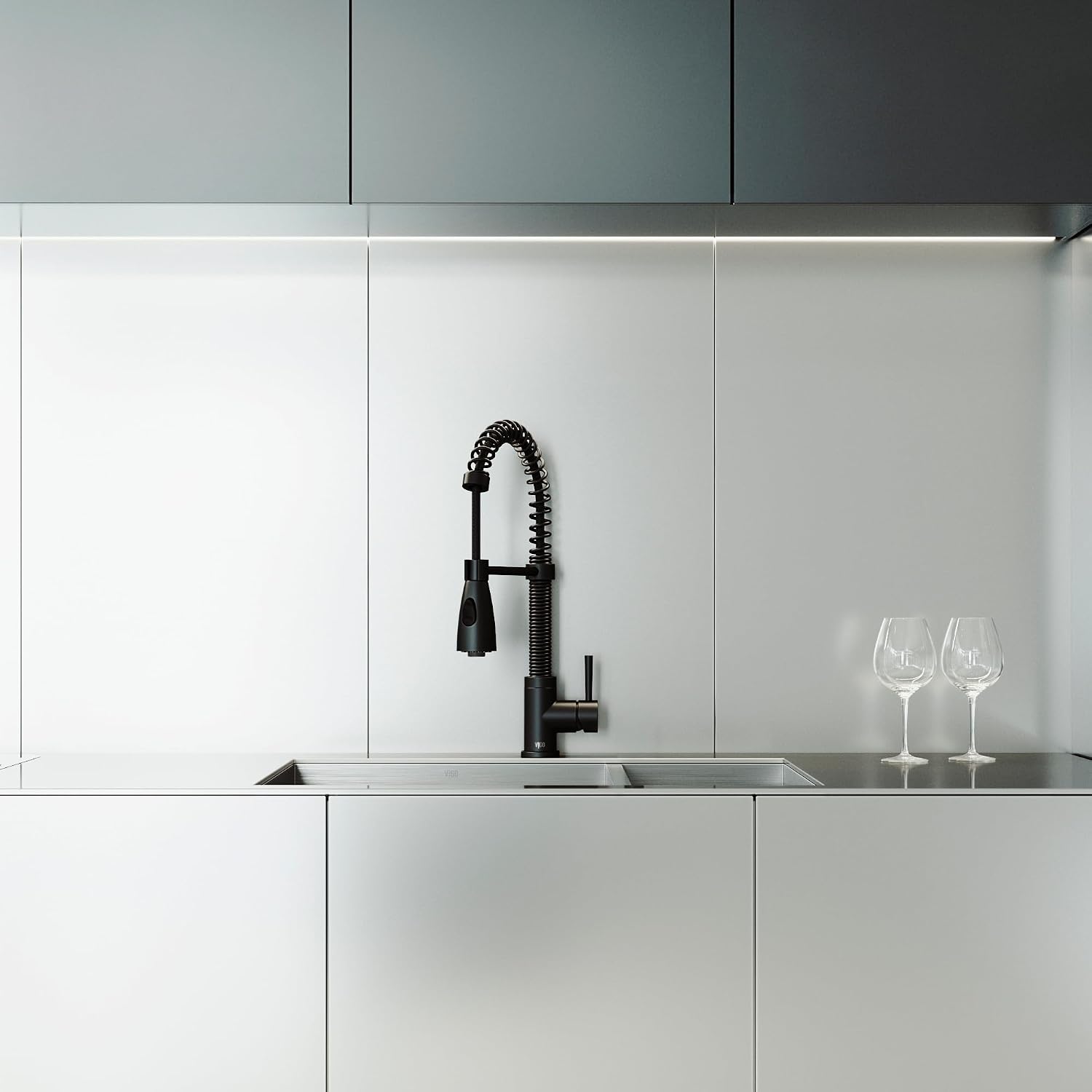 VIGO Brant 19'' H Single Handle Pull-Down Sprayer Kitchen Faucet in Matte Black-VG02003MB