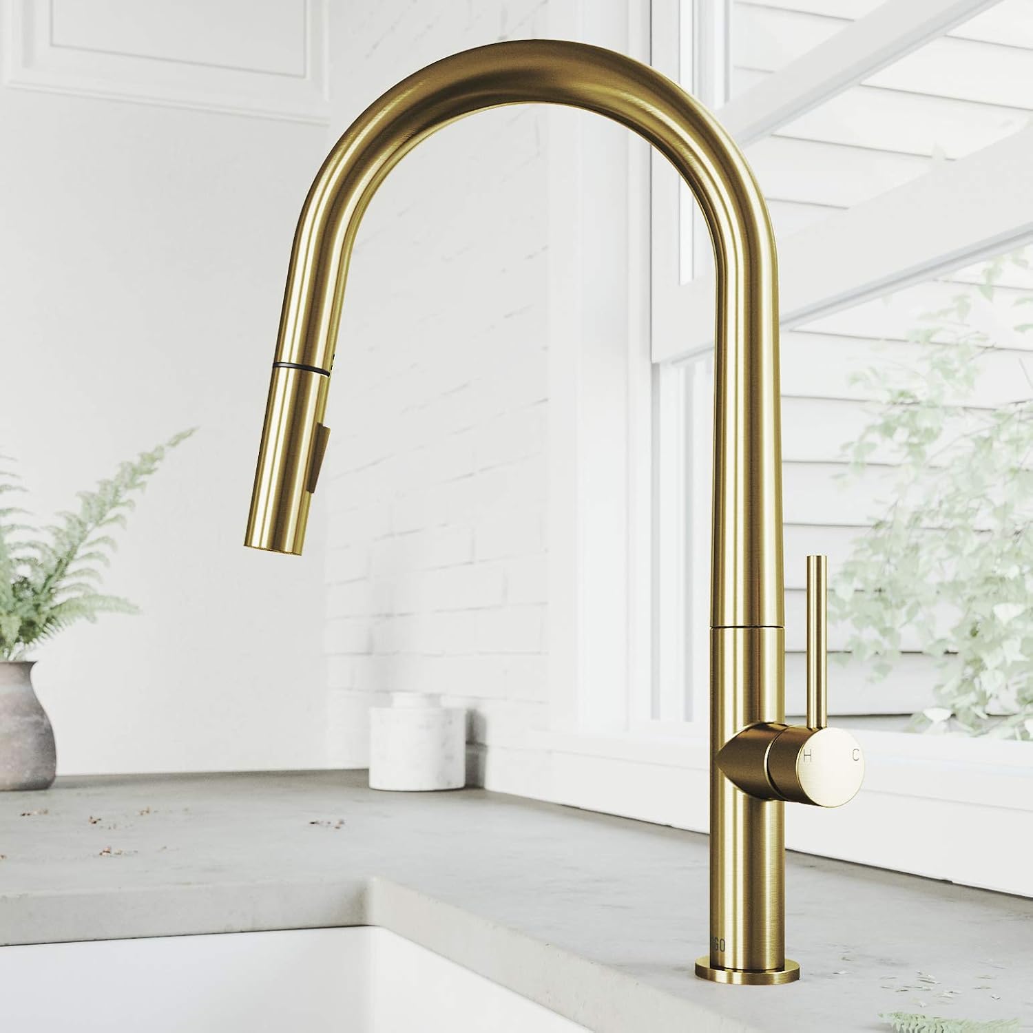 VIGO Greenwich 18'' H Single Handle Pull-Down Sprayer Kitchen Faucet in Matte Brushed Gold-VG02029MG
