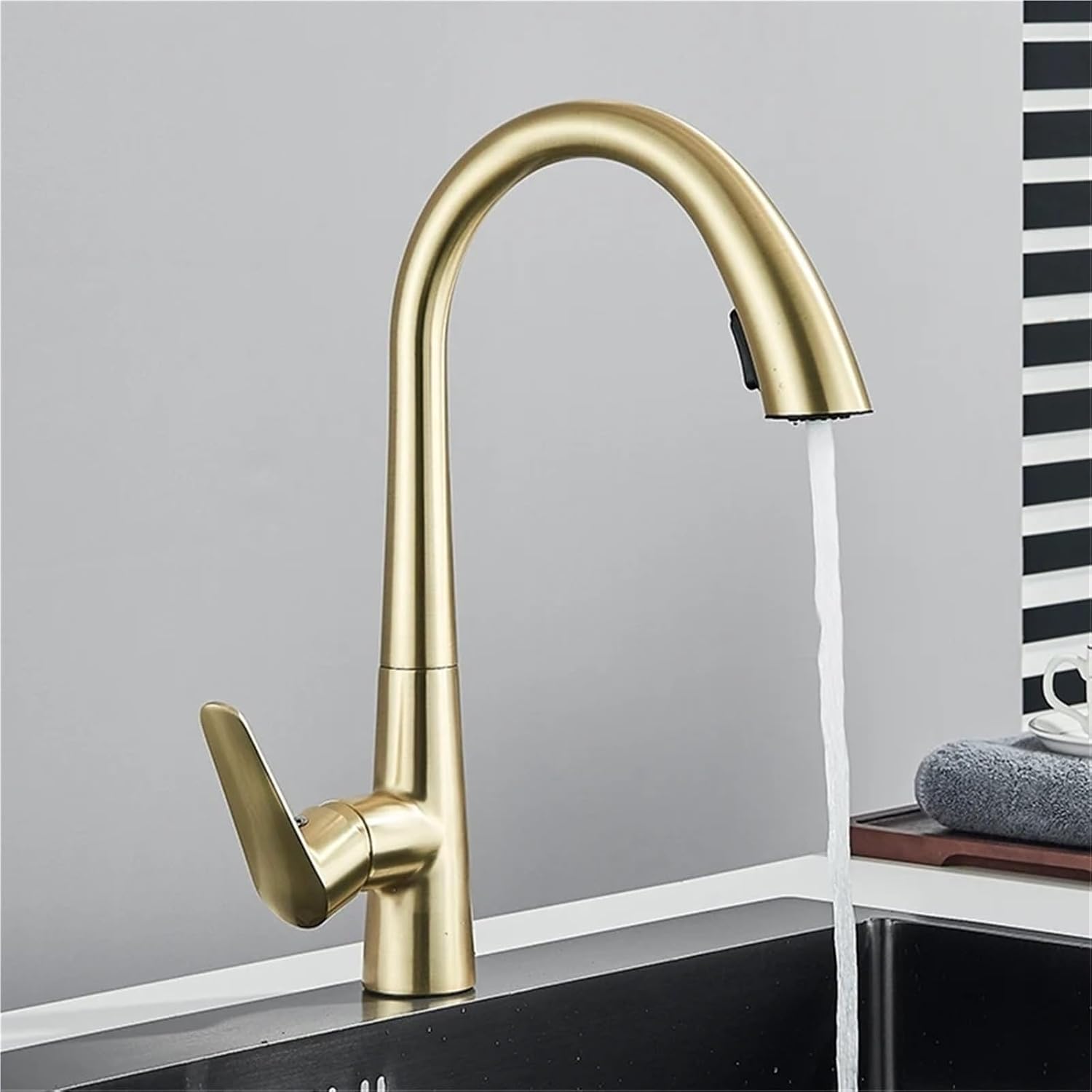Kitchen Faucet Single Handle Pull Out Mixer Hot and Cold Water Taps Deck Mounted 360 Rotation Mixer Tap(Brushed Gold)