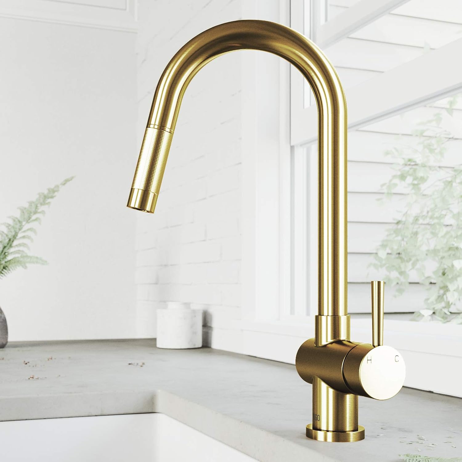 VIGO Gramercy 17'' H Single Handle Pull-Down Spout Kitchen Faucet in Matte Brushed Gold-VG02008MG