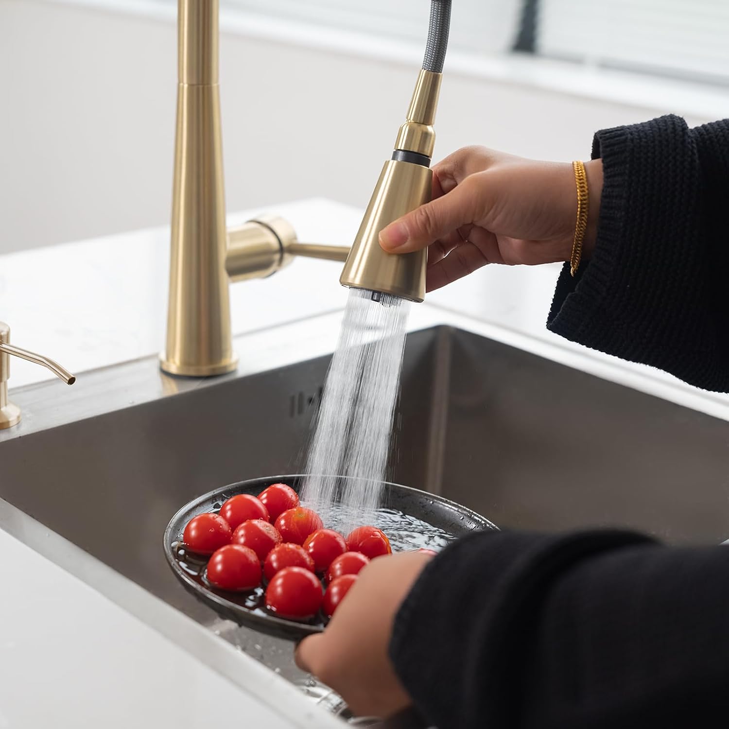 Lava Odoro Brushed Gold Kitchen Faucet with Pull Down Sprayer, Modern Single Handle Kitchen Sink Faucet, Gold Faucet for Kitchen Sink with Magnetic Docking Sprayer and Deck Plate, KF321-SG