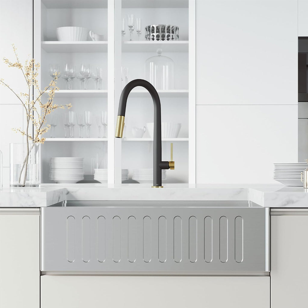 VIGO Greenwich 18'' H Single Handle Pull-Down Sprayer Kitchen Faucet in Matte Black and Matte Brushed Gold-VG02029MBMGB