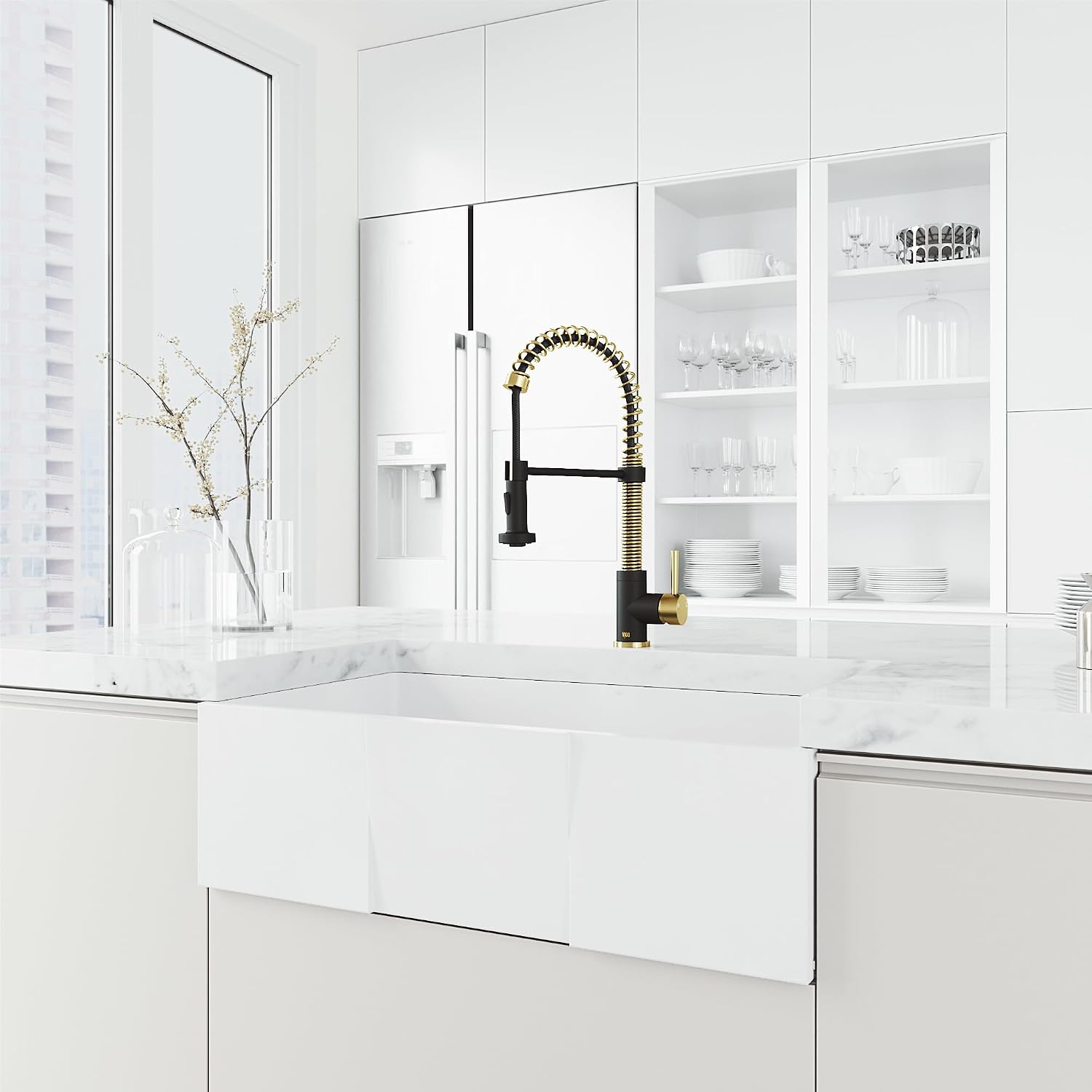 VIGO Edison 19'' H Single Handle Pull-Down Sprayer Kitchen Faucet in Matte Brushed Gold and Matte Black-VG02001MGMB