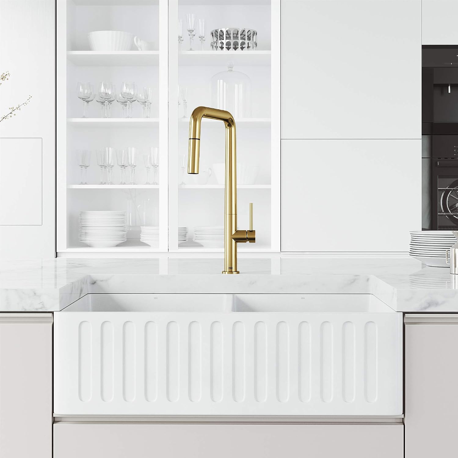 VIGO Parsons 18'' H Single Handle Pull-Down Sprayer Kitchen Faucet in Matte Brushed Gold-VG02031MG