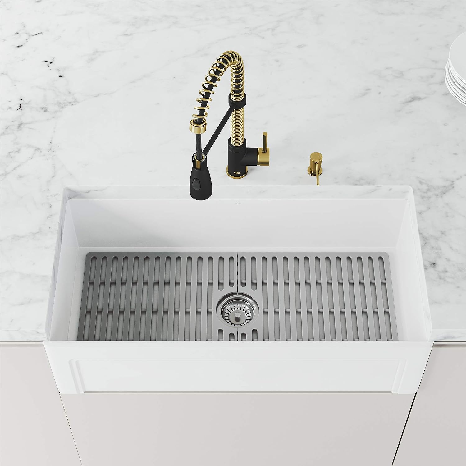 VIGO Brant 19'' H Single Handle Pull-Down Sprayer Kitchen Faucet in Matte Brushed Gold and Matte Black-VG02003MGMB