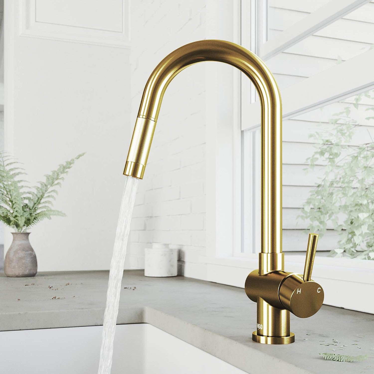VIGO Gramercy 17'' H Single Handle Pull-Down Spout Kitchen Faucet in Matte Brushed Gold-VG02008MG