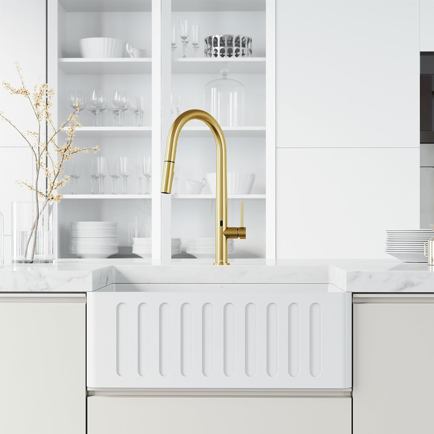 VIGO Greenwich Single-Handle Pull-Down Sprayer Kitchen Faucet with Touchless Sensor in Matte Brushed Gold VG02029MGS
