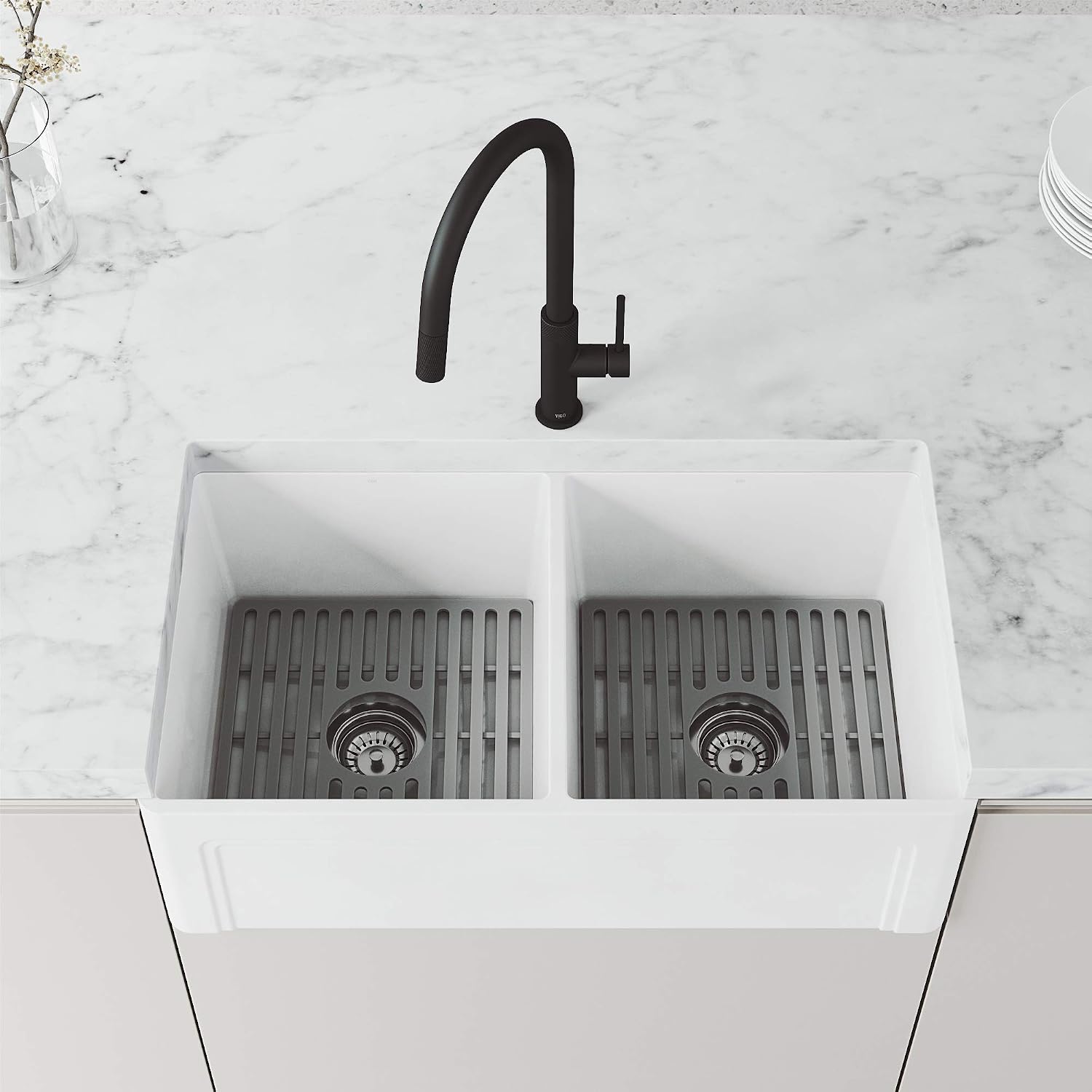 VIGO Bristol 19'' H Single Handle Pull-Down Sprayer Kitchen Faucet in Matte Black-VG02033MB