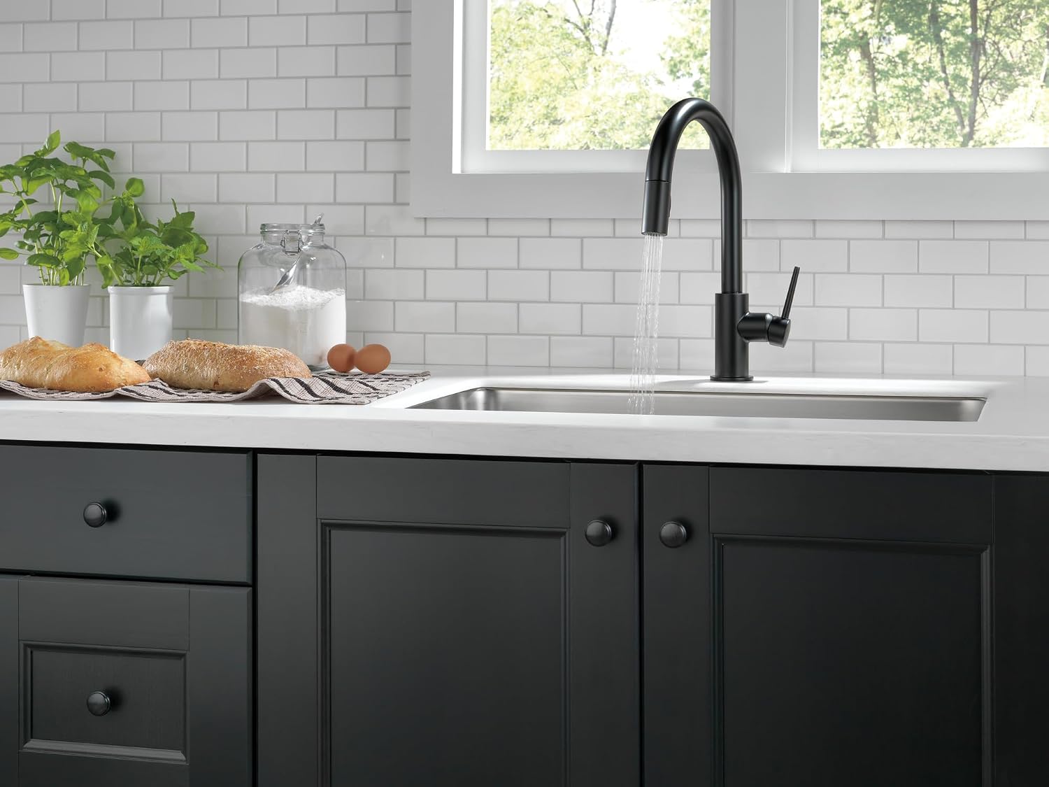 Delta Trinsic Matte Black Kitchen Faucet with Pull Down Sprayer, Modern Single Hole Kitchen Sink Faucet, Single Handle, Matte Black 9159-BL-DST