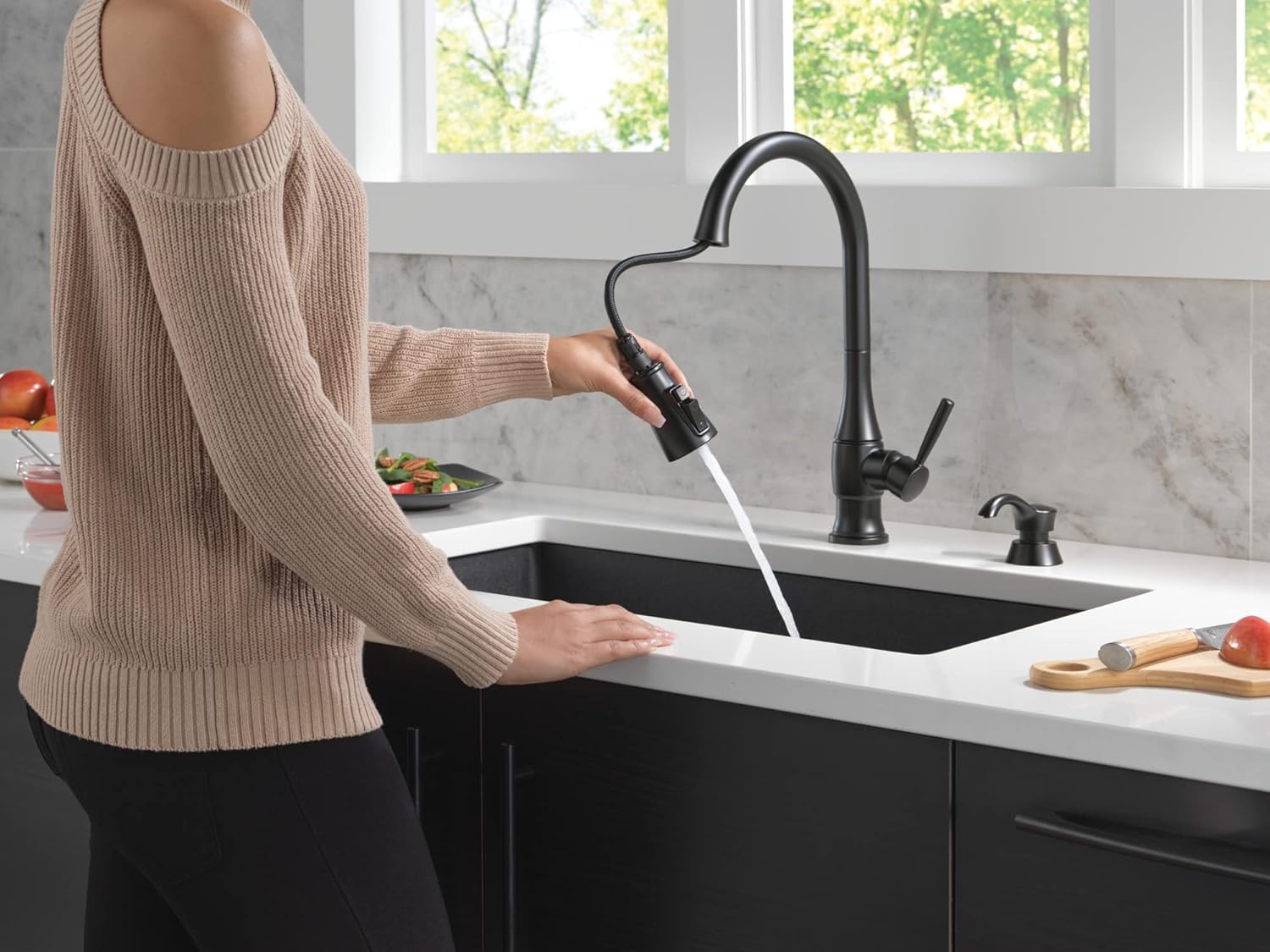 Delta Hazelwood Matte Black Kitchen Faucet with Pull Down Sprayer and Soap Dispenser, Modern Single Hole Kitchen Sink Faucet, Single Handle, Matte Black 19831Z-BLSD-DST