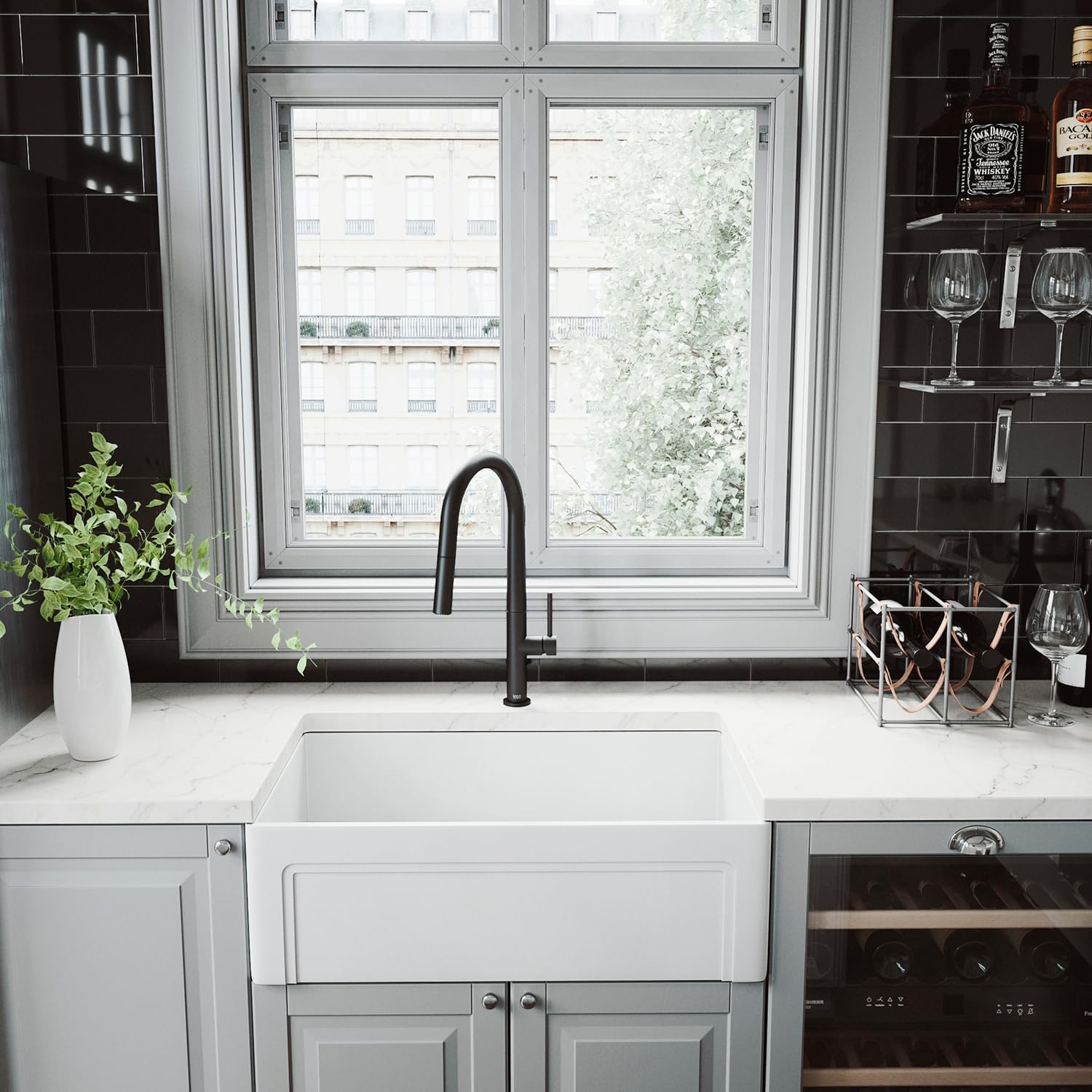 VIGO Greenwich 18'' H Single Handle Pull-Down Sprayer Kitchen Faucet in Matte Black-VG02029MB