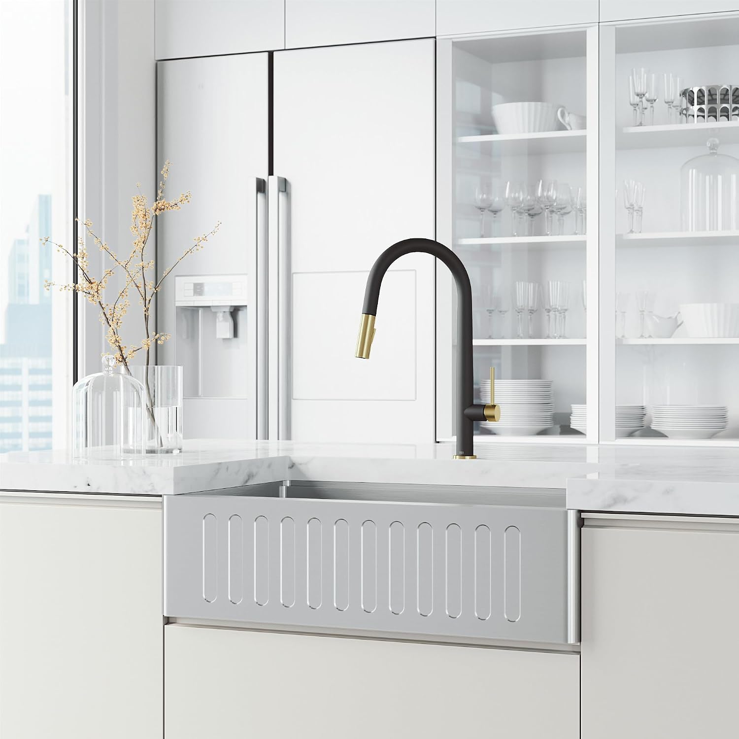 VIGO Greenwich 18'' H Single Handle Pull-Down Sprayer Kitchen Faucet in Matte Black and Matte Brushed Gold-VG02029MBMGB