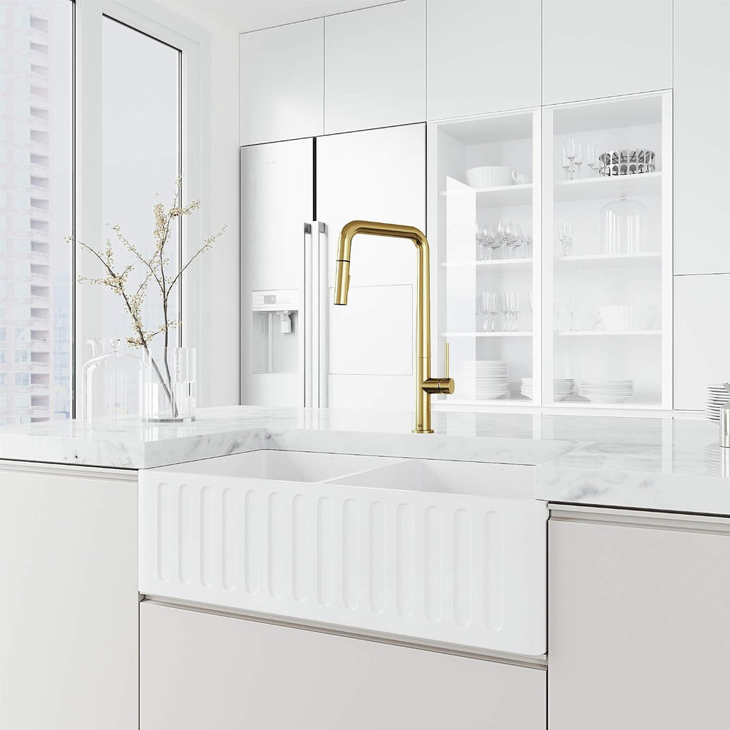 VIGO Parsons 18'' H Single Handle Pull-Down Sprayer Kitchen Faucet in Matte Brushed Gold-VG02031MG