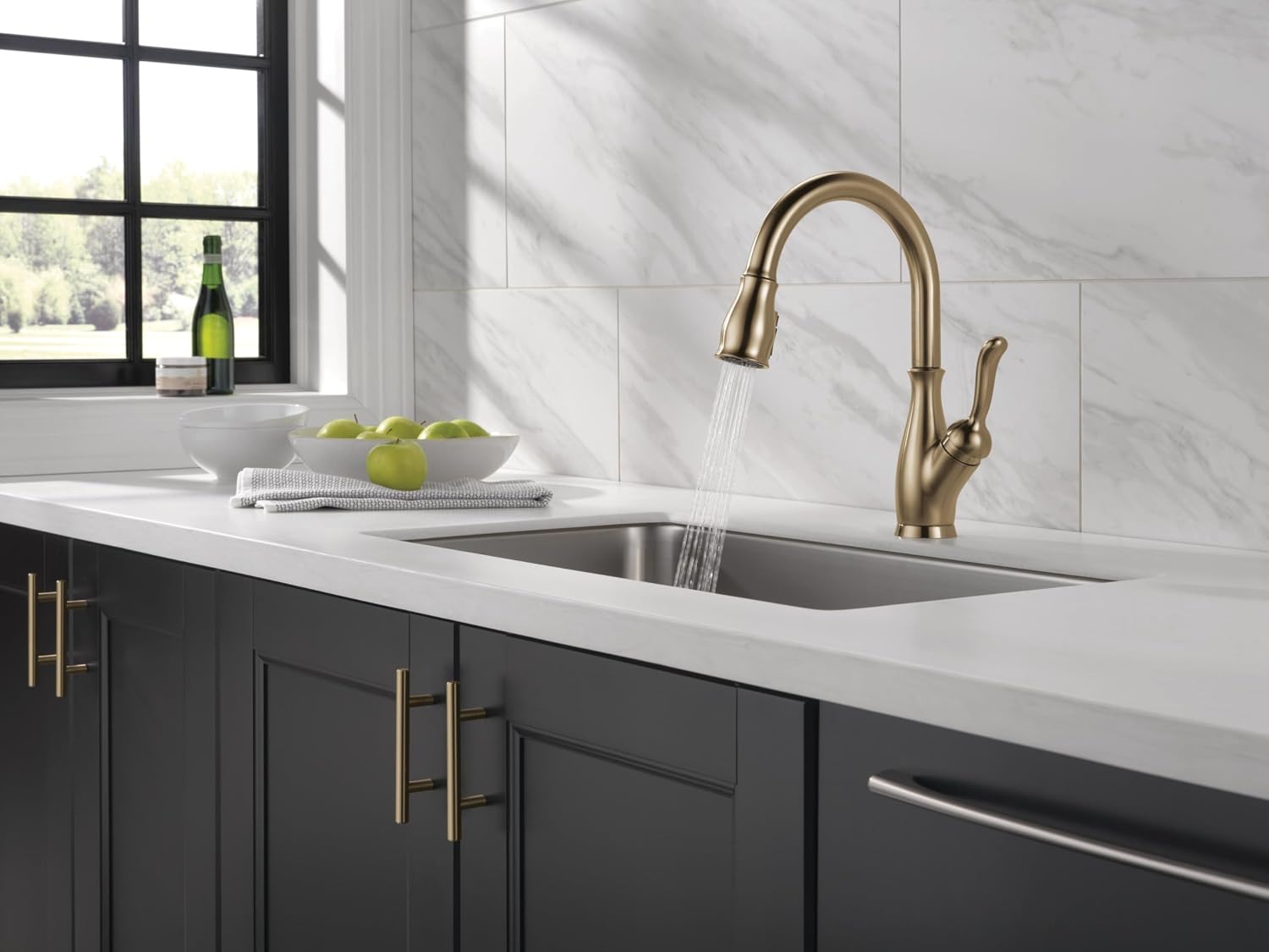 Delta Faucet Leland Pull Down Kitchen Faucet Gold, Gold Kitchen Faucets with Pull Down Sprayer, Faucet for Kitchen Sink with Magnetic Docking Spray Head, Champagne Bronze 9178-CZ-DST