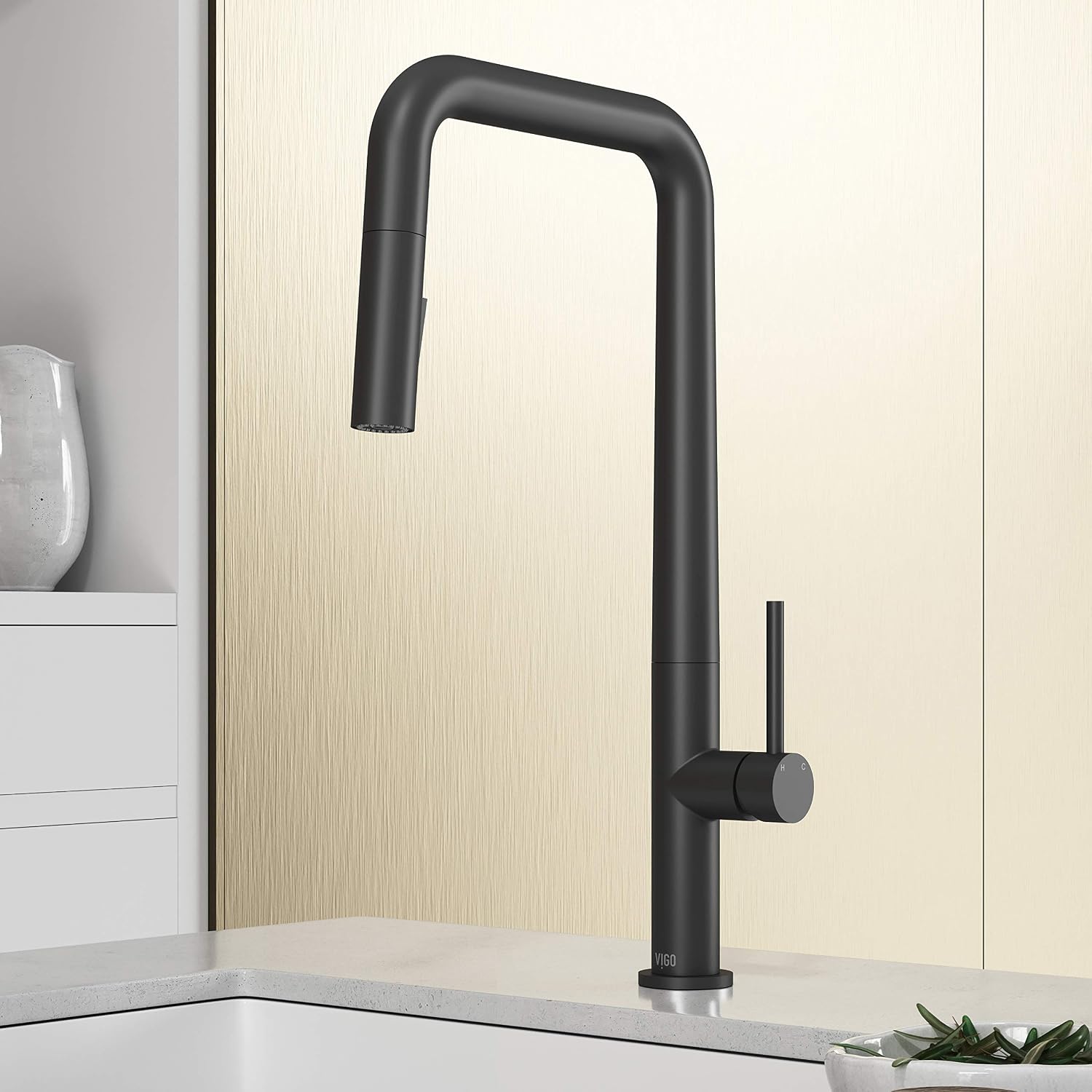 VIGO Parsons 18'' H Single Handle Pull-Down Sprayer Kitchen Faucet in Matte Black-VG02031MB