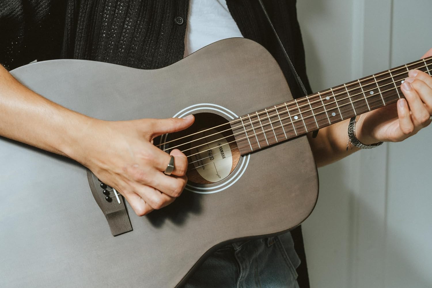 Yamaha F400 Acoustic Guitar for Beginners with Comfortable Scale Length and Spacing, Natural Satin Finish (Amazon Exclusive)